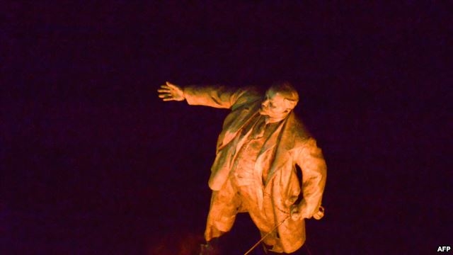 В Харькове возле снесенного памятника Ленину произошли столкновения
