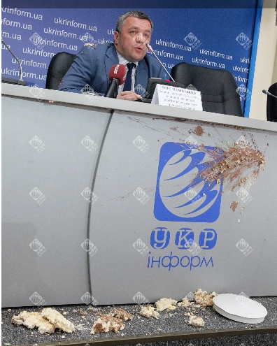 Экс-генпрокурора Махницкого забросали тортами на пресс-конференции ФОТО
