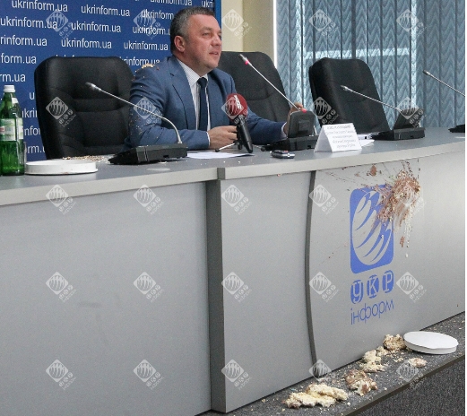 Экс-генпрокурора Махницкого забросали тортами на пресс-конференции ФОТО