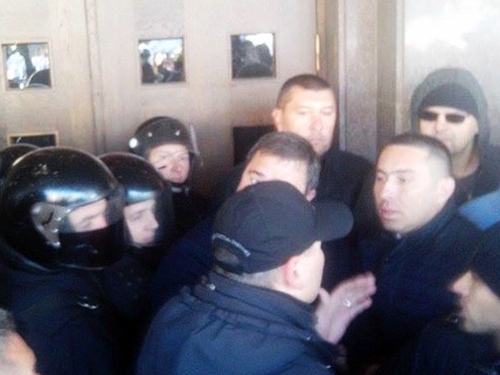 Активисты Ляшко заблокировали центральный вход в ЦИК и Киевсовет