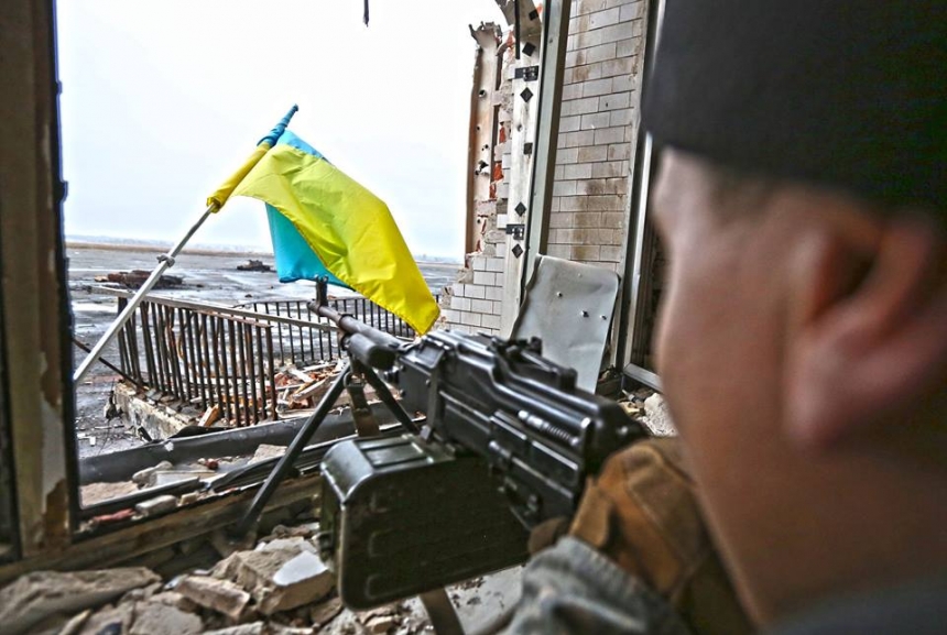 Над аэропортом Донецка подняты три флага Украины: от боевиков зачищен новый терминал