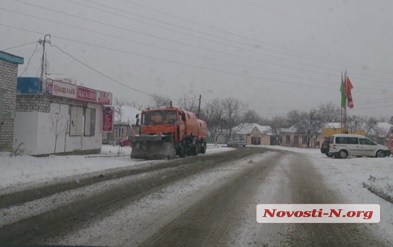 Первый снег в Николаеве: дороги посыпаны, но не убраны