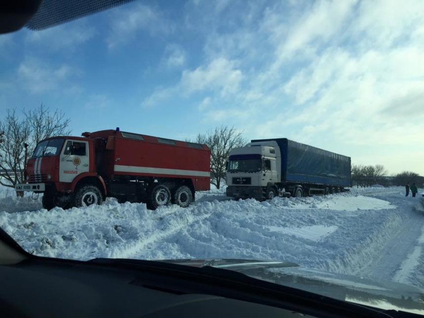 Нардеп Артем Ильюк помогает водителям вызволять автомобили из снежного плена на трассе «Николаев-Ульяновка»