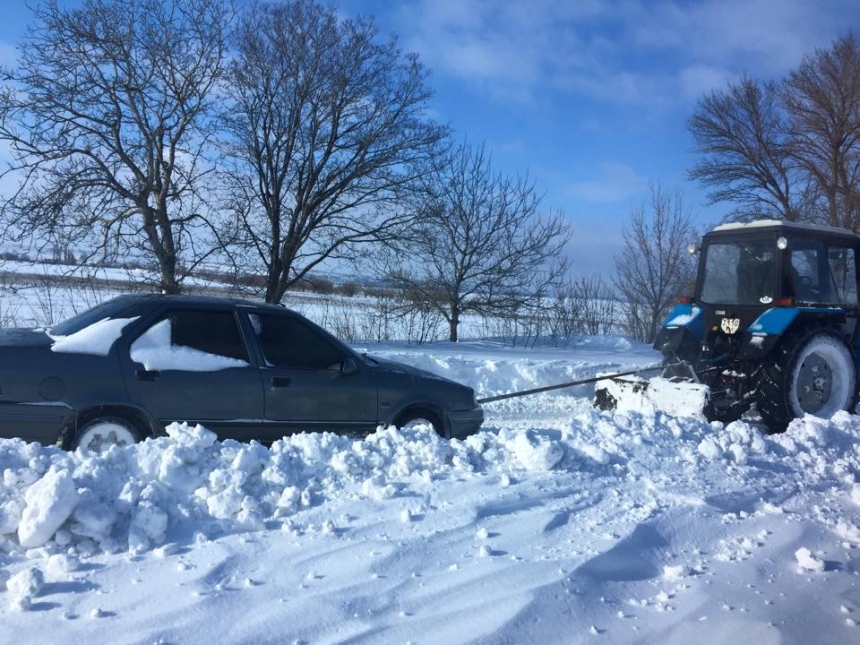 Нардеп Артем Ильюк помогает водителям вызволять автомобили из снежного плена на трассе «Николаев-Ульяновка»