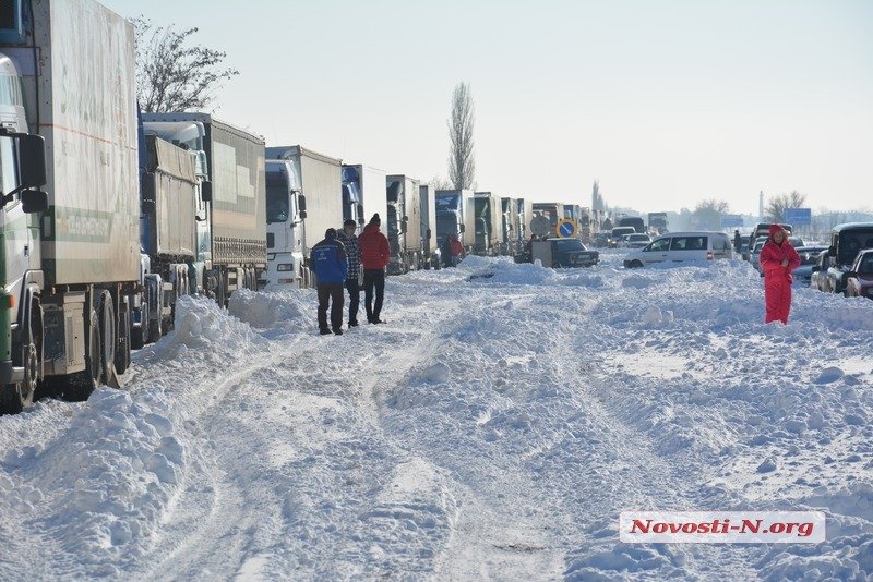 Из снежного плена вытащили более 6,5 тыс. автомобилей: въезд фур в Николаев по-прежнему ограничен