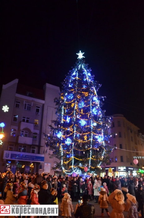 В Ивано-Франковске мощный ветер "сдул" главную новогоднюю елку