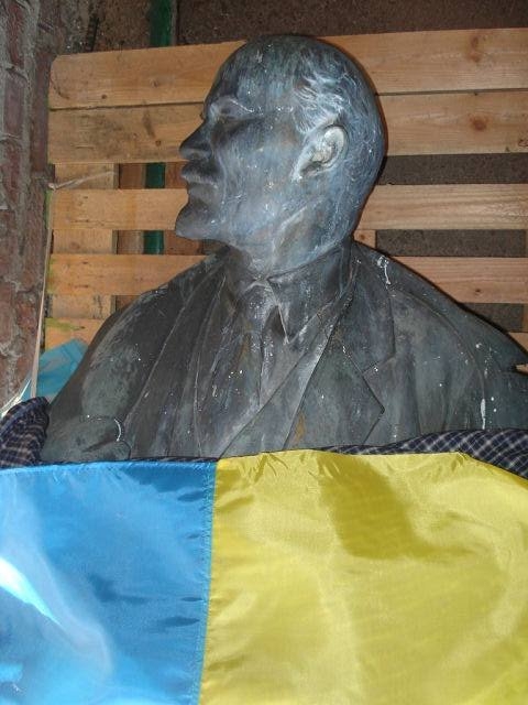 На Николаевщине снесли еще два памятника Ленину