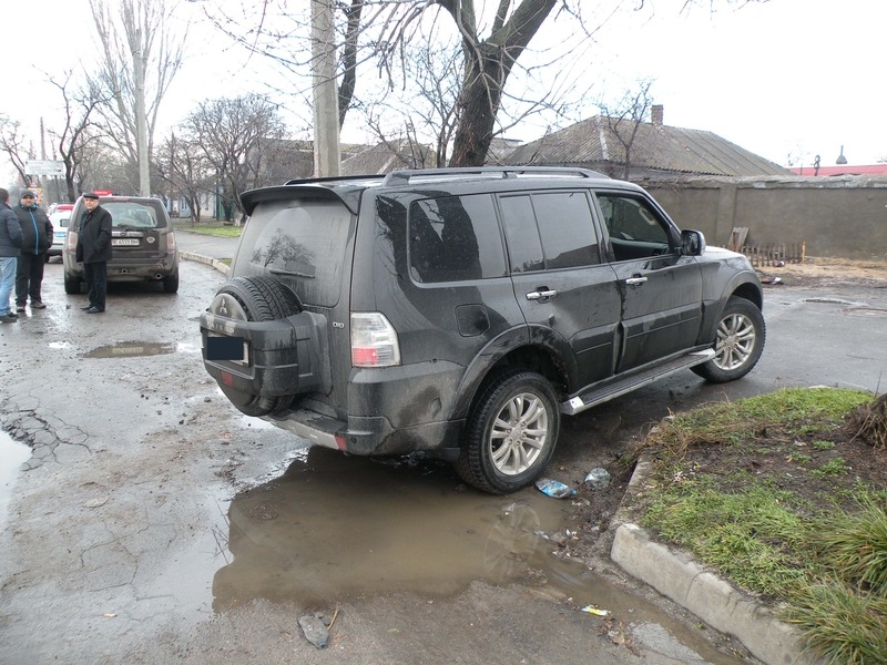 В Николаеве пьяные хулиганы на Mitsubishi "учили" других водителей правилам движения, провоцируя драки. ВИДЕО