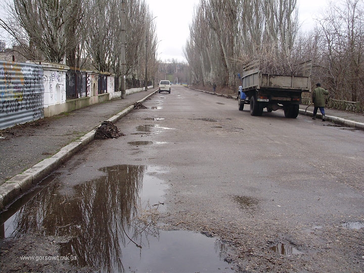 Дорогу к наплавному мосту привели в порядок