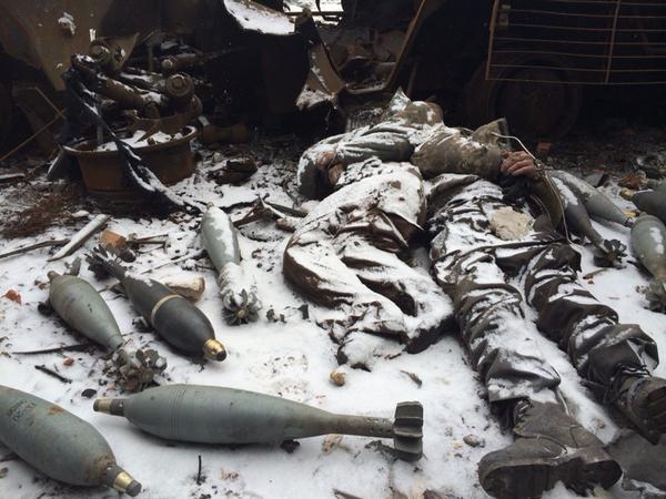 Британский журналист опубликовал фото двух тел со связанными руками в аэропорту Донецка