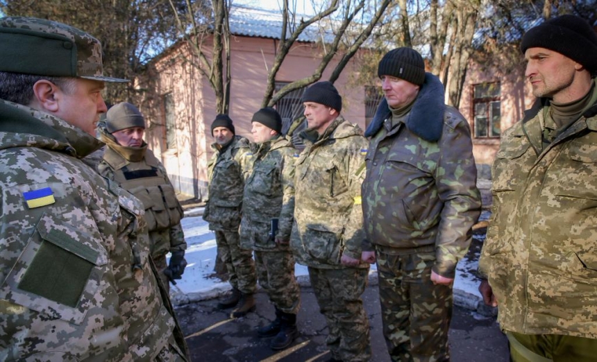 Порошенко провел совещание с военным руководством в Артемовске