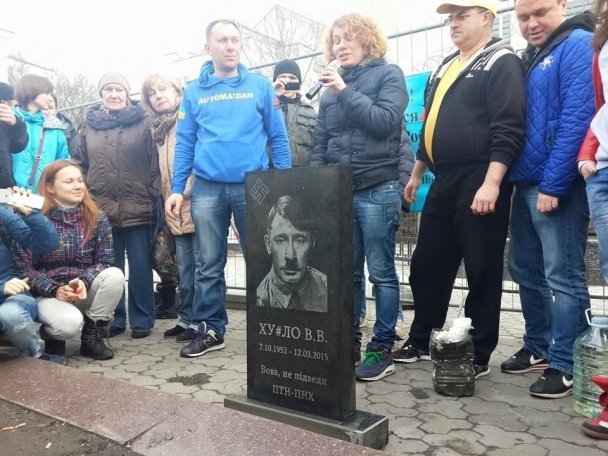 В Киеве под посольством РФ установили надгробие с Путиным
