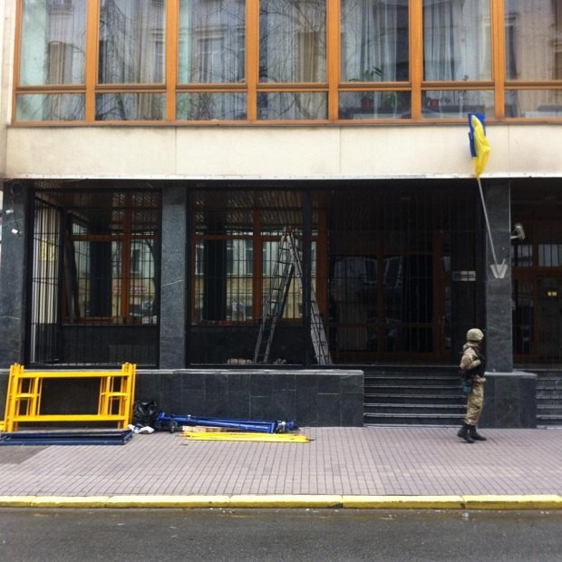 Неизвестные захватили здание "Укрнефти" в Киеве и ограждают его железной решеткой