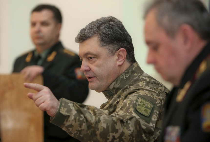Порошенко заявил, что у губернаторов не будет "карманных" войск