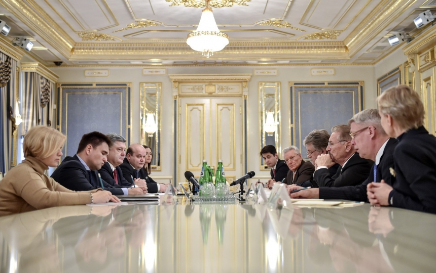 Порошенко заявил, что решить ситуацию в Донбассе можно только миротворцами