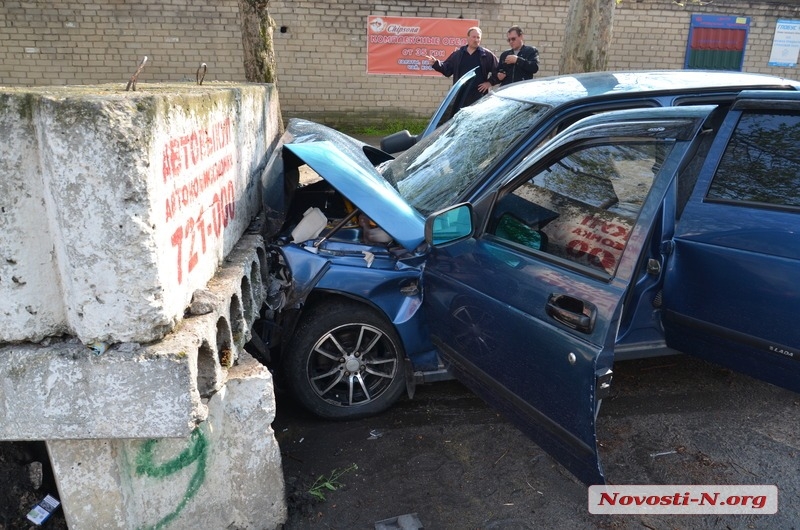 В эстакаду николаевского МРЭО на полном ходу врезалась легковушка: 2 пострадавших госпитализировано