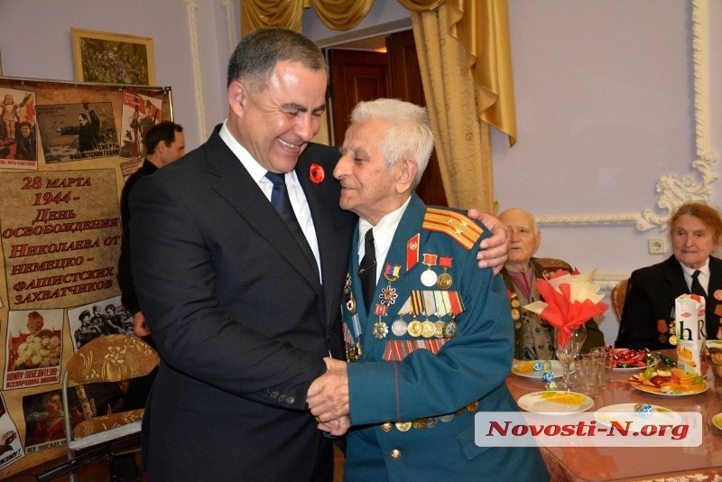 "Мы сохранили мир в Николаеве и сохраним его в дальнейшем", - поздравление мэра Гранатурова с Днем Победы. ВИДЕО