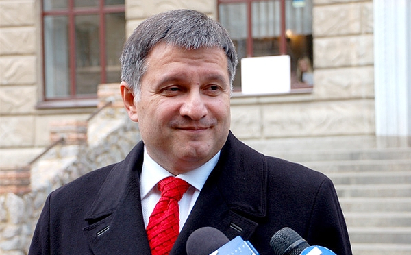Аваков заявил, что связи между убийствами Бузины и Калашникова с налетами на АЗС в Киеве нет