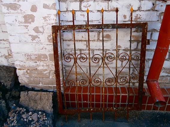 В Николаеве парочка вандалов пыталась украсть с кладбища металлическое ограждение