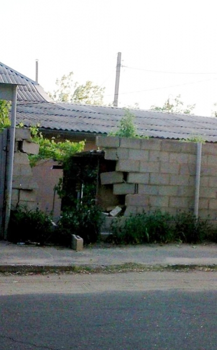 В Николаеве неуправляемый автомобиль протаранил кирпичный забор