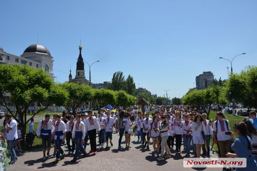 Николаевский мегамарш вышиванок с высоты птичьего полета