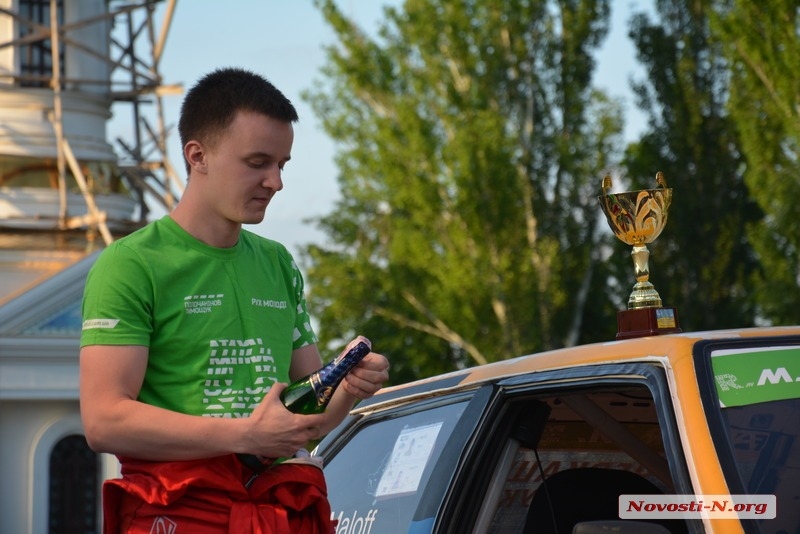 В Николаеве победители чемпионата по ралли получили свои заслуженные кубки. ФОТО