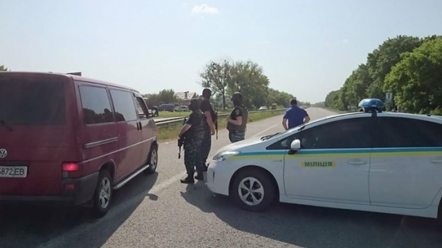 В Харьковской области неизвестный застрелил двух человек и взял заложников