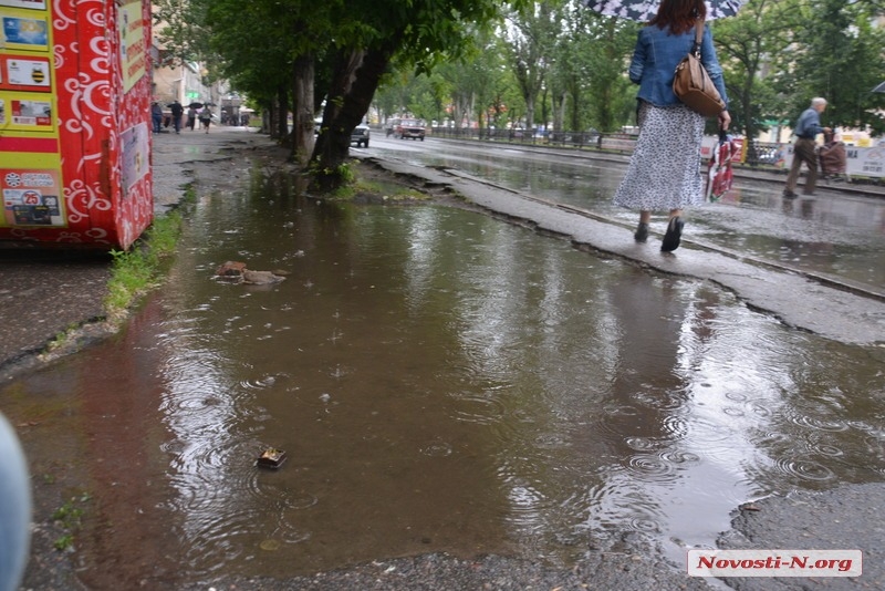 Проблема века: затопленные дождем дороги Николаева и грязевые бассейны вместо тротуаров