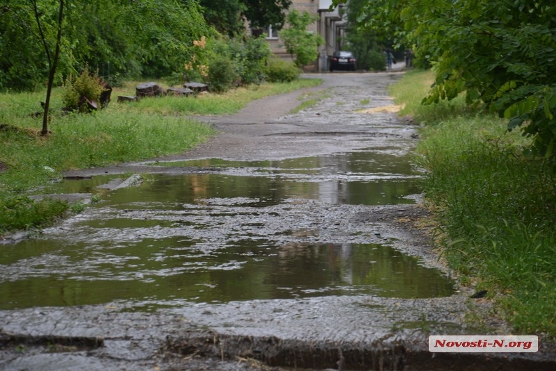 Проблема века: затопленные дождем дороги Николаева и грязевые бассейны вместо тротуаров