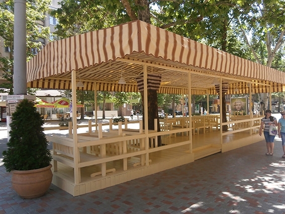 Власти разрешили владельцам кафе «Челентано» и «Пирог» устанавливать летние террасы на Советской 
