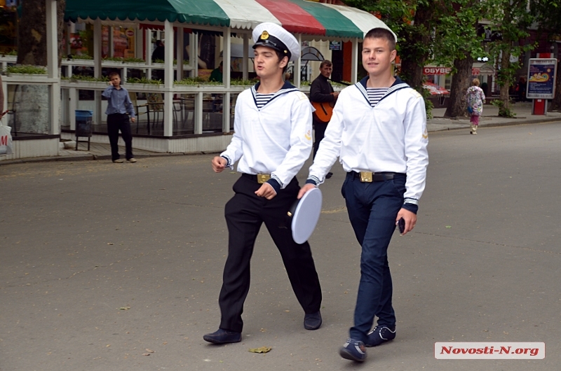 Вопреки плохой погоде николаевские выпускники вышли на традиционный променад