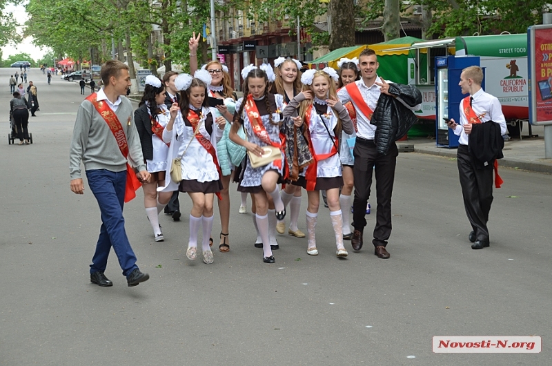 Вопреки плохой погоде николаевские выпускники вышли на традиционный променад