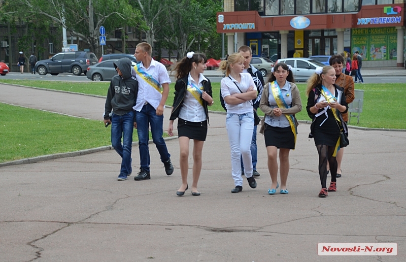 Вопреки плохой погоде николаевские выпускники вышли на традиционный променад