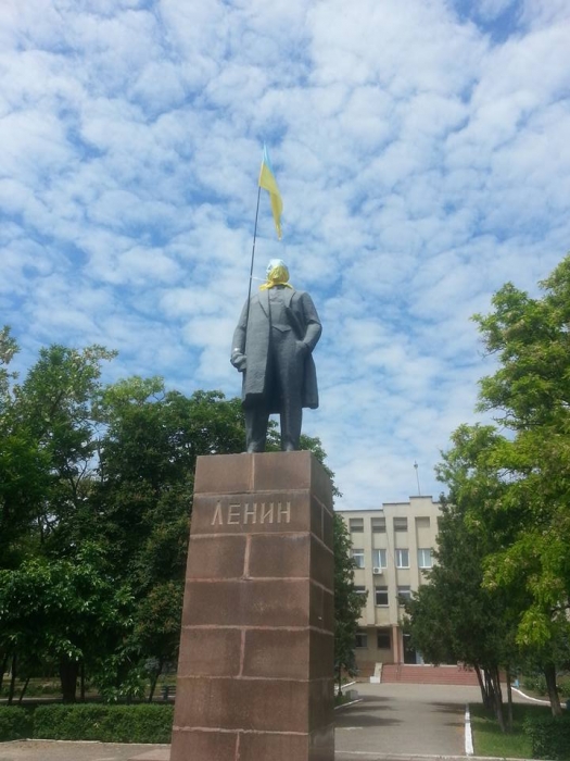В Очакове памятнику Ленину  дали в руки государственный флаг