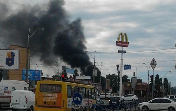 В Киеве горит рынок Петровка. ФОТО
