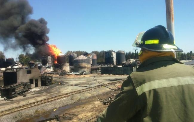 Пожар на нефтебазе под Киевом: один резервуар продолжает гореть