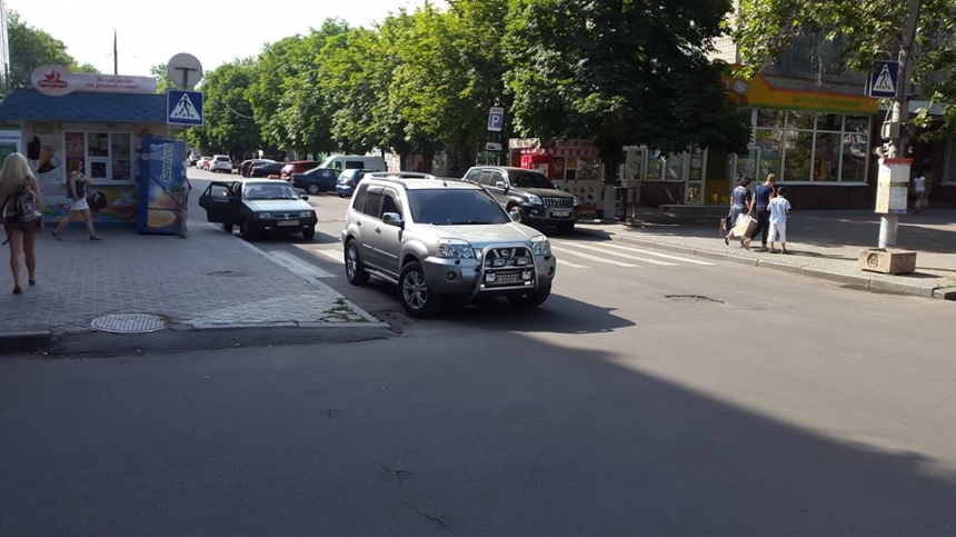 В Николаеве водитель, припарковавший свой Nissan на пешеходном переходе, бросался на прохожих, делавших ему замечания. ВИДЕО