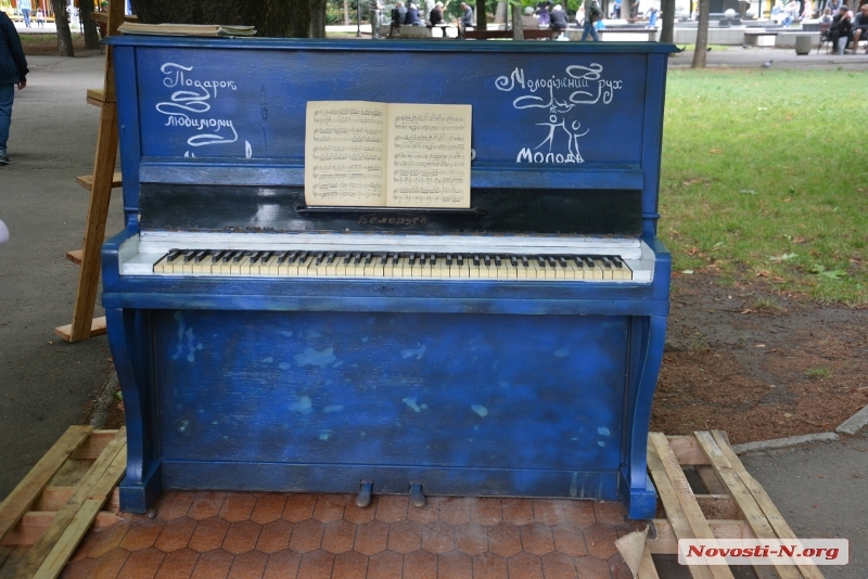 В Николаеве в Каштановом сквере под открытым небом установили пианино 