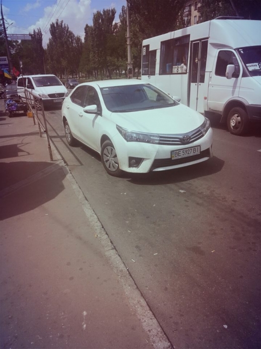 В Николаеве Toyota припарковалась на остановке общественного транспорта — водители маршруток подняли шум 