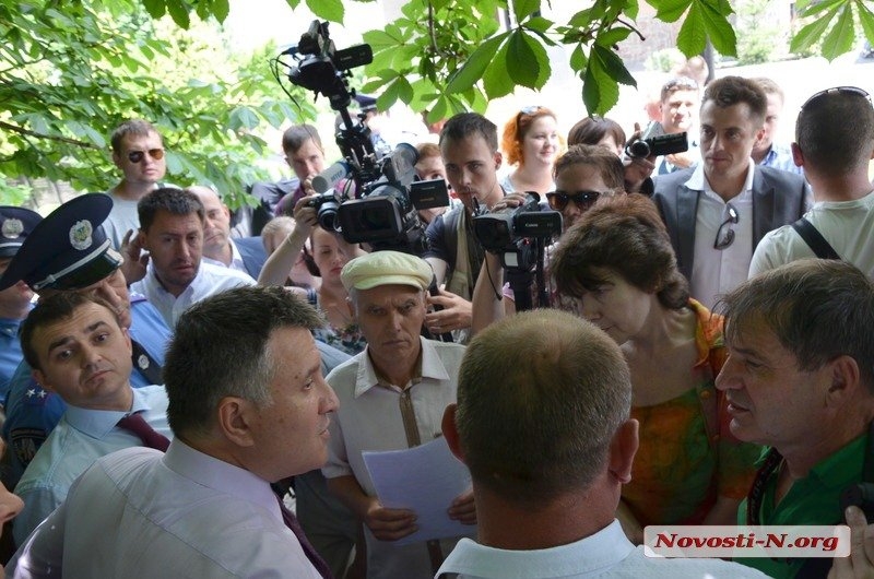 Медиа-профсоюз осудил поведение Авакова, который в Николаеве отказался отвечать на вопрос журналиста "Интера"