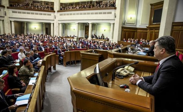 Изменения в Конституцию не предусматривают "особого статуса" Донбасса, - Порошенко