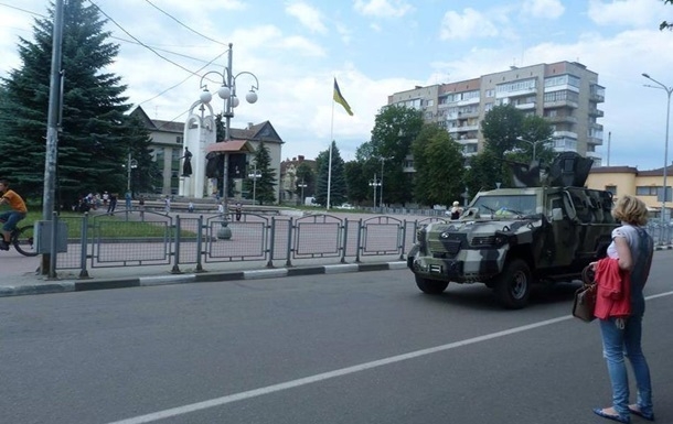 В направлении Мукачево проехала колонна военной техники - СМИ. Видео