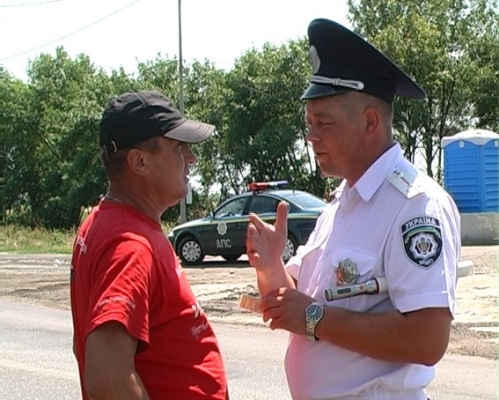 Николаевские правоохранители напоминают водителям грузовиков о запрете движения в жару и перечисляют места для отстоя 