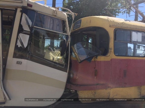  В Харькове лоб в лоб столкнулись два трамвая - пострадали 15 человек. ВИДЕО