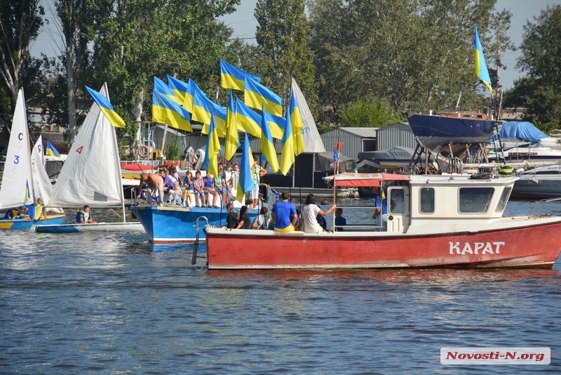 В акватории Николаева участники регаты подняли рекордное количество сине-желтых флагов. ФОТОРЕПОРТАЖ