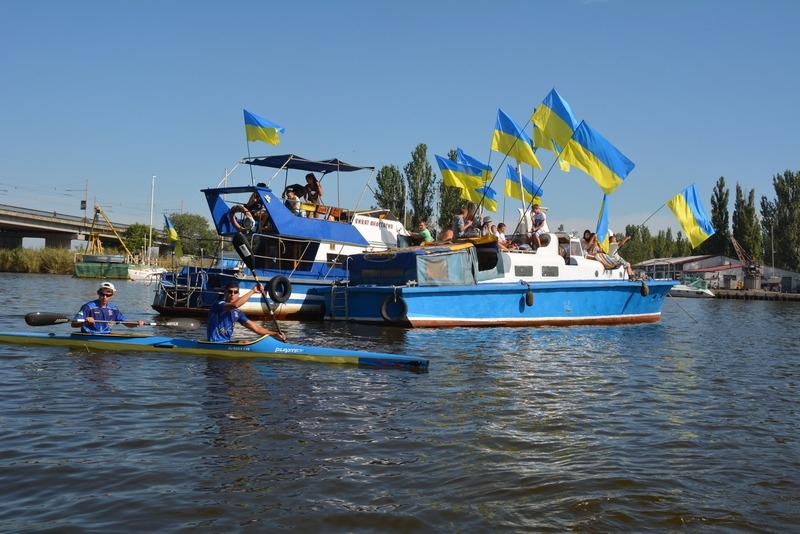 В акватории Николаева участники регаты подняли рекордное количество сине-желтых флагов. ФОТОРЕПОРТАЖ