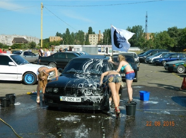 В Николаеве организовали \"эротическую мойку авто\". ФОТО