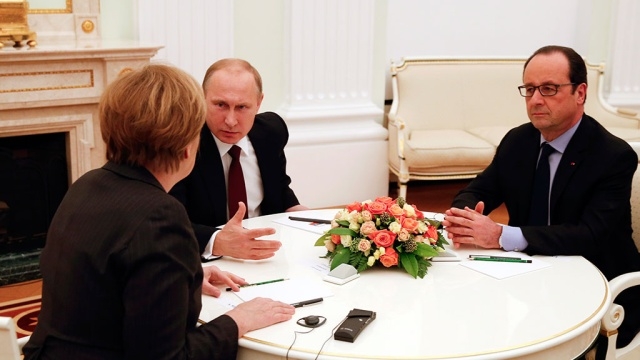 Путин в разговоре с Олланд и Меркель потребовал снять блокаду с Донбасса