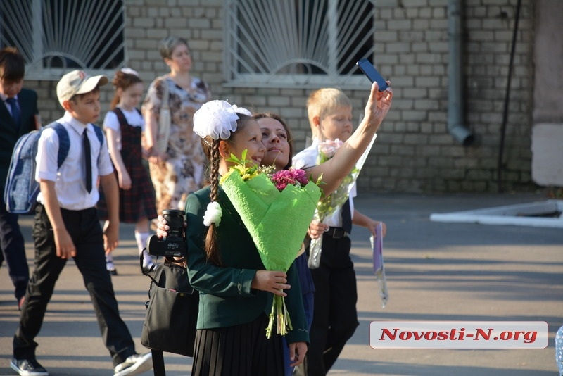 Первый звонок в николаевской гимназии №2. ФОТОРЕПОРТАЖ