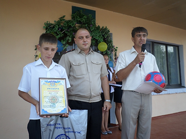На Николаевщине школьнику, спасшему жизнь 7-летнего мальчика, вручили грамоту